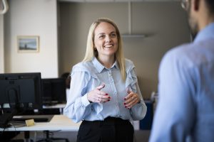 Pathak og familien fikk gode råd fra Camilla Røe Sparebanken Øst da de skulle flytte til Bærum. Foto: Apeland