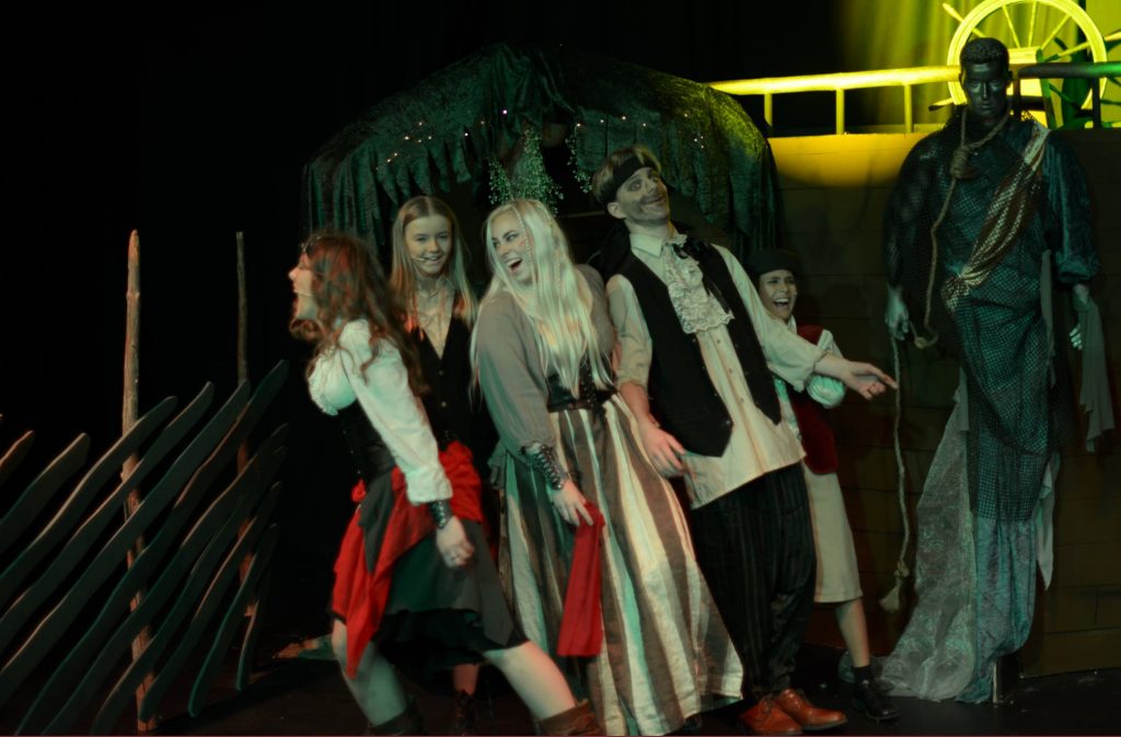 Ungdommer_i_sjoroverkostymer_som_spiller_teater