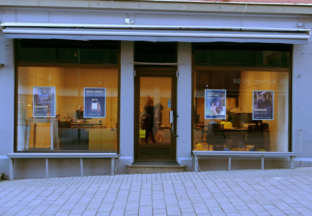 Sarpsborg kontorlokale på gateplan. Vindu med plakater fra Sparebanken Øst.